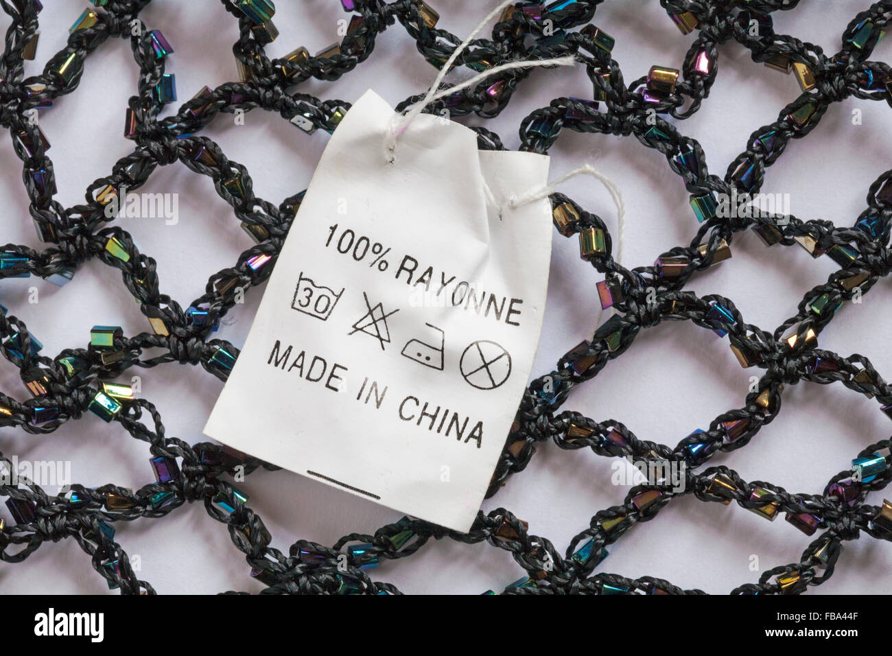 In China Label Made in 100 % rayonne bestickte Kleidung - im UK Vereinigtes Königreich, Großbritannien verkauft. Stockfoto