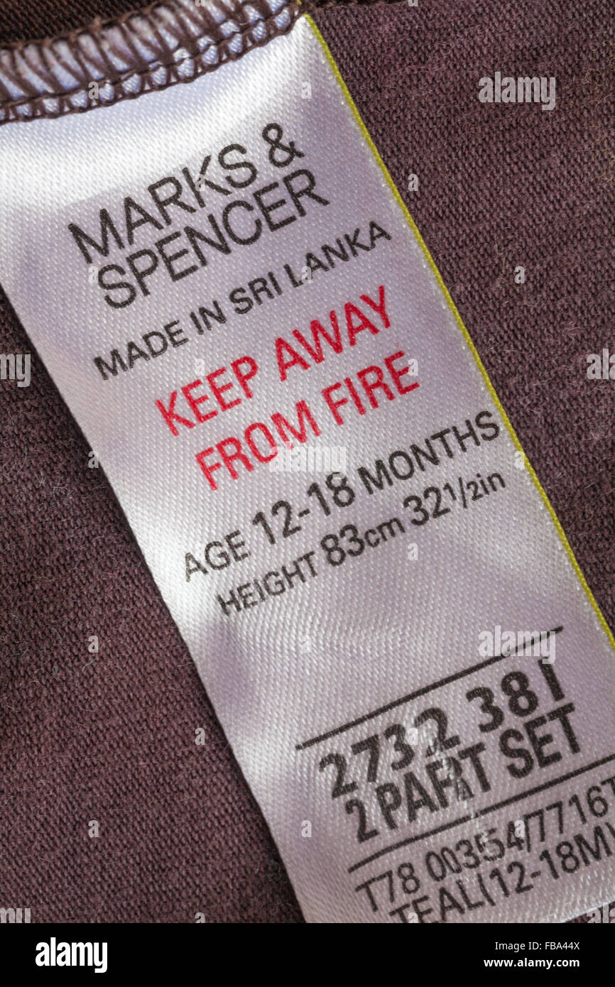 In der Nähe von Brand Label in Marks & Spencer's Kleinkind Kleidung in Sri Lanka gemacht - im UK Vereinigtes Königreich, Großbritannien verkauft. Stockfoto