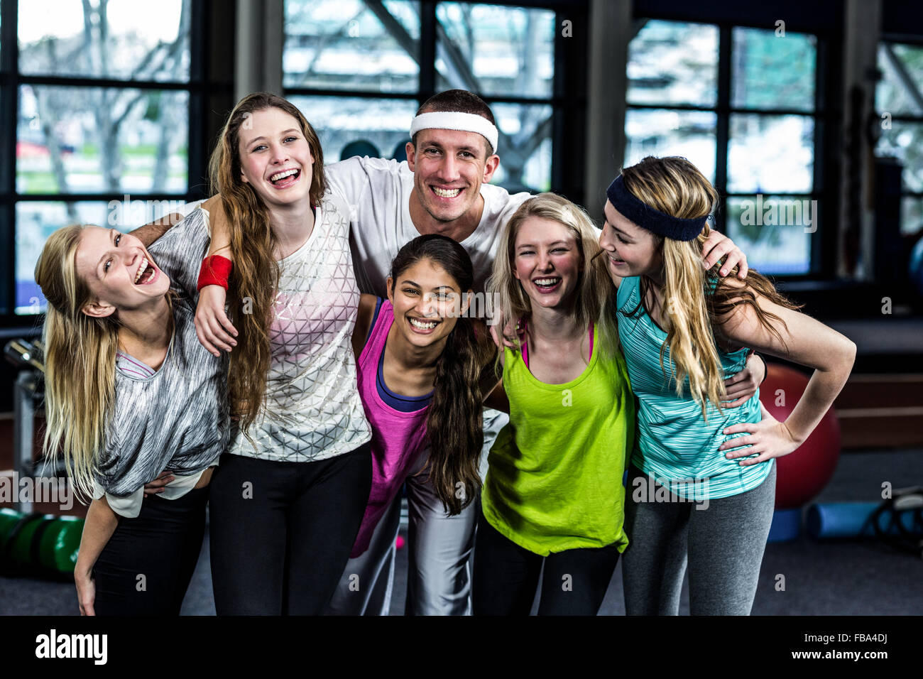 Lächelnde Tänzerin Gruppe posieren zusammen Stockfoto