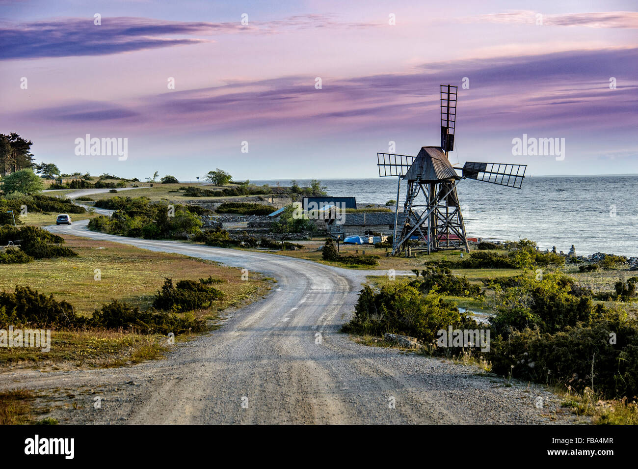 Schweden, Öland, Windmühle zwischen Meer und kurvenreiche Straße Stockfoto