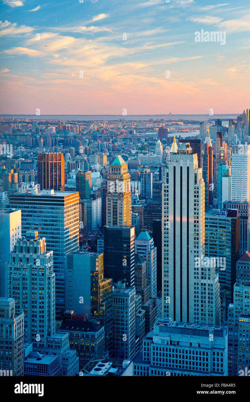 USA, New York State, New York, Manhattan, erhöhte Ansicht der Stadt bei Sonnenaufgang Stockfoto