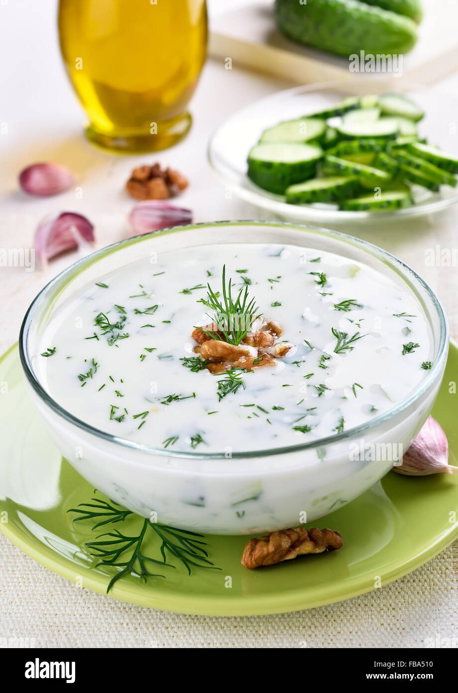 Bulgarischen Sommer Suppe mit Joghurt, Gurken, Dill und Nussbaum in Glasschale Stockfoto