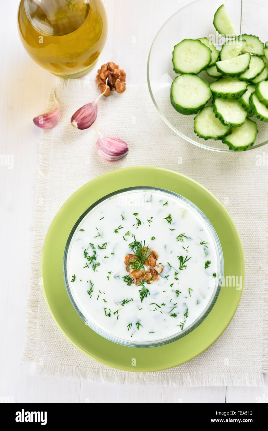 Kalte Suppe mit Joghurt und Dill in Schüssel, Ansicht von oben Stockfoto