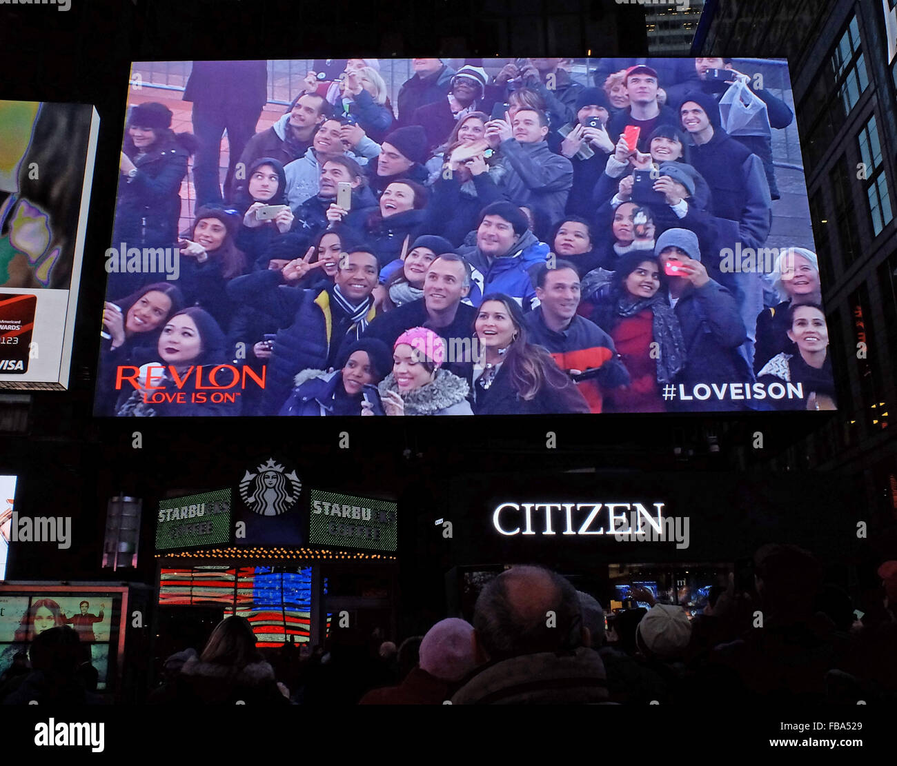 Touristen auf dem Times Square posieren für die Kameras Revlon Love Is On in MIdtown Manhattan, New York City. Stockfoto