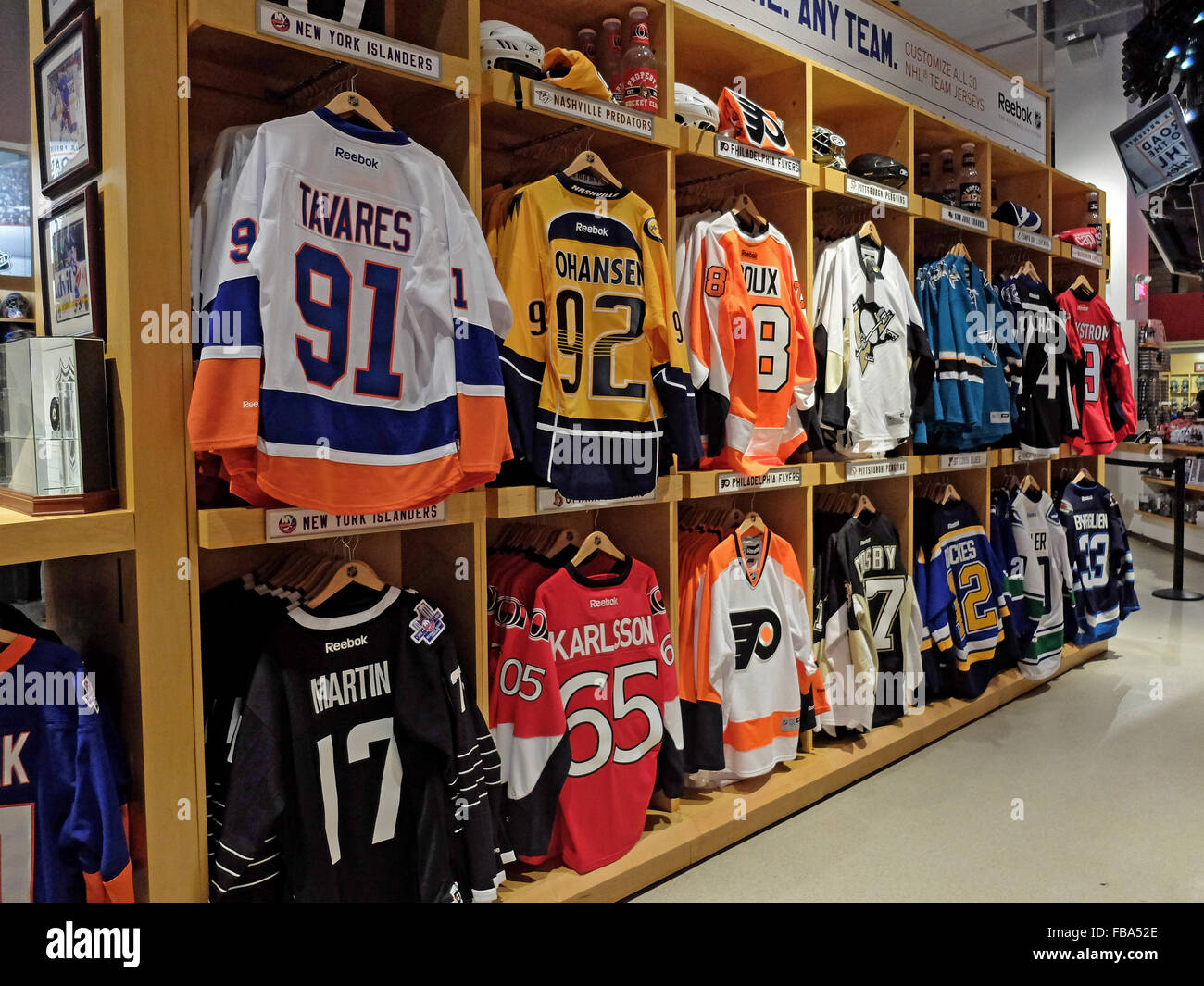 NHL Hockey Spieler Pullover zum Verkauf an die NHL speichern auf der Avenue of the Americas in Midtown Manhattan, New York City. Stockfoto