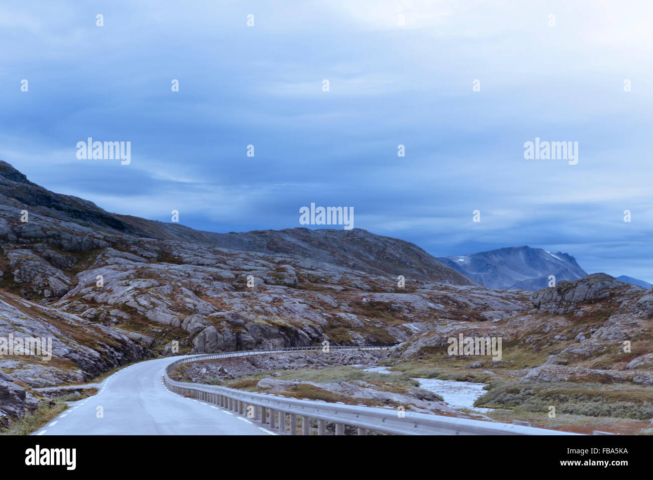 Norwegen, mehr Og Romsdal, Sunnmore, Sicht auf Straße in Berglandschaft Stockfoto