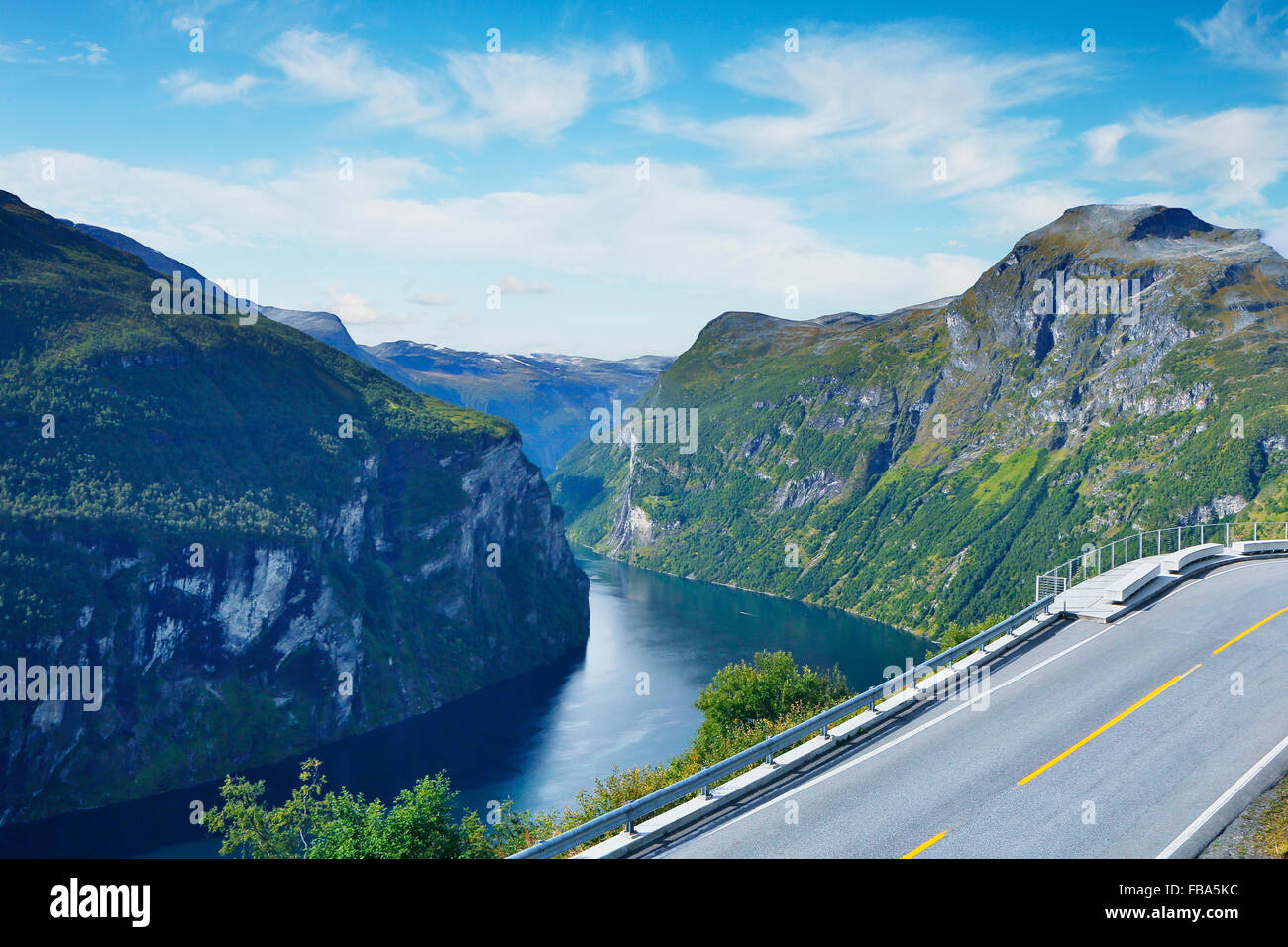 Norwegen, mehr Og Romsdal, Sunnmore, Blick auf Straße und See in Berglandschaft Stockfoto