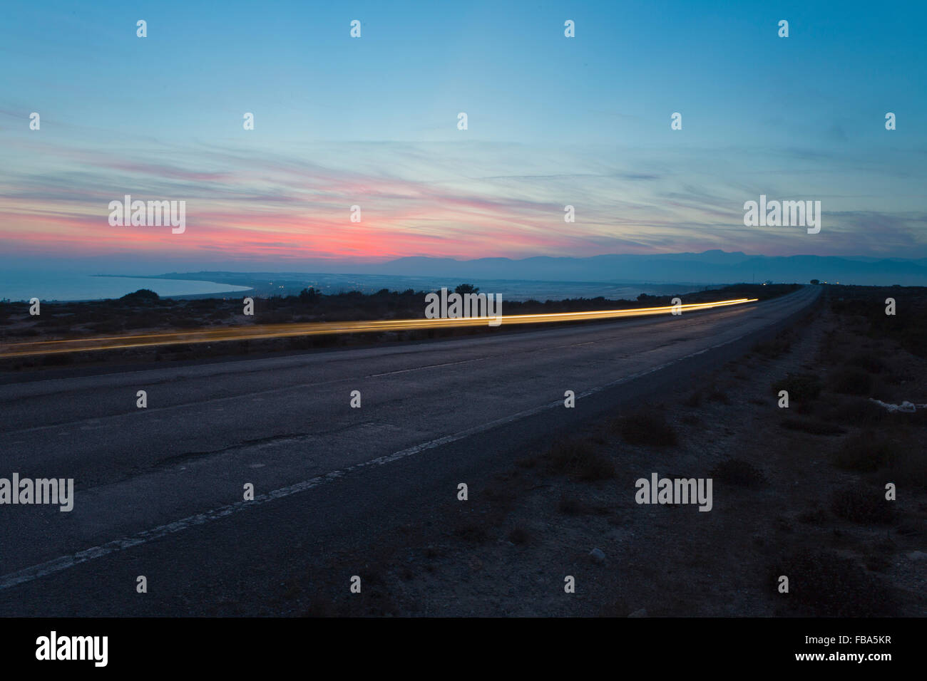 Spanien, Andalusien, Almeria, Almerimar, Blick auf Lichtspur unterwegs bei Sonnenuntergang Stockfoto