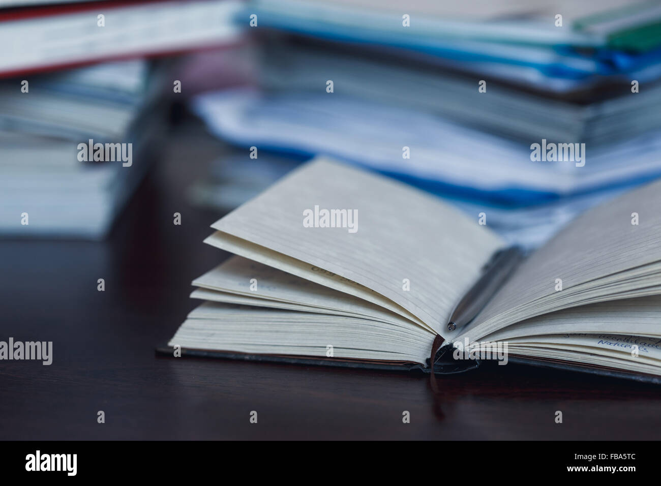 Rechnungswesen und steuern. Große Haufen von Magazin, Notebook und Bücher closeup Stockfoto