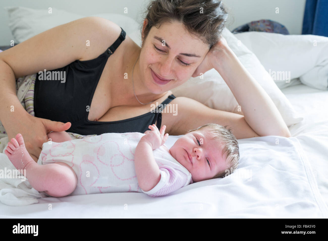 Glückliche junge Mutter mit ihrem Neugeborenen baby Stockfoto