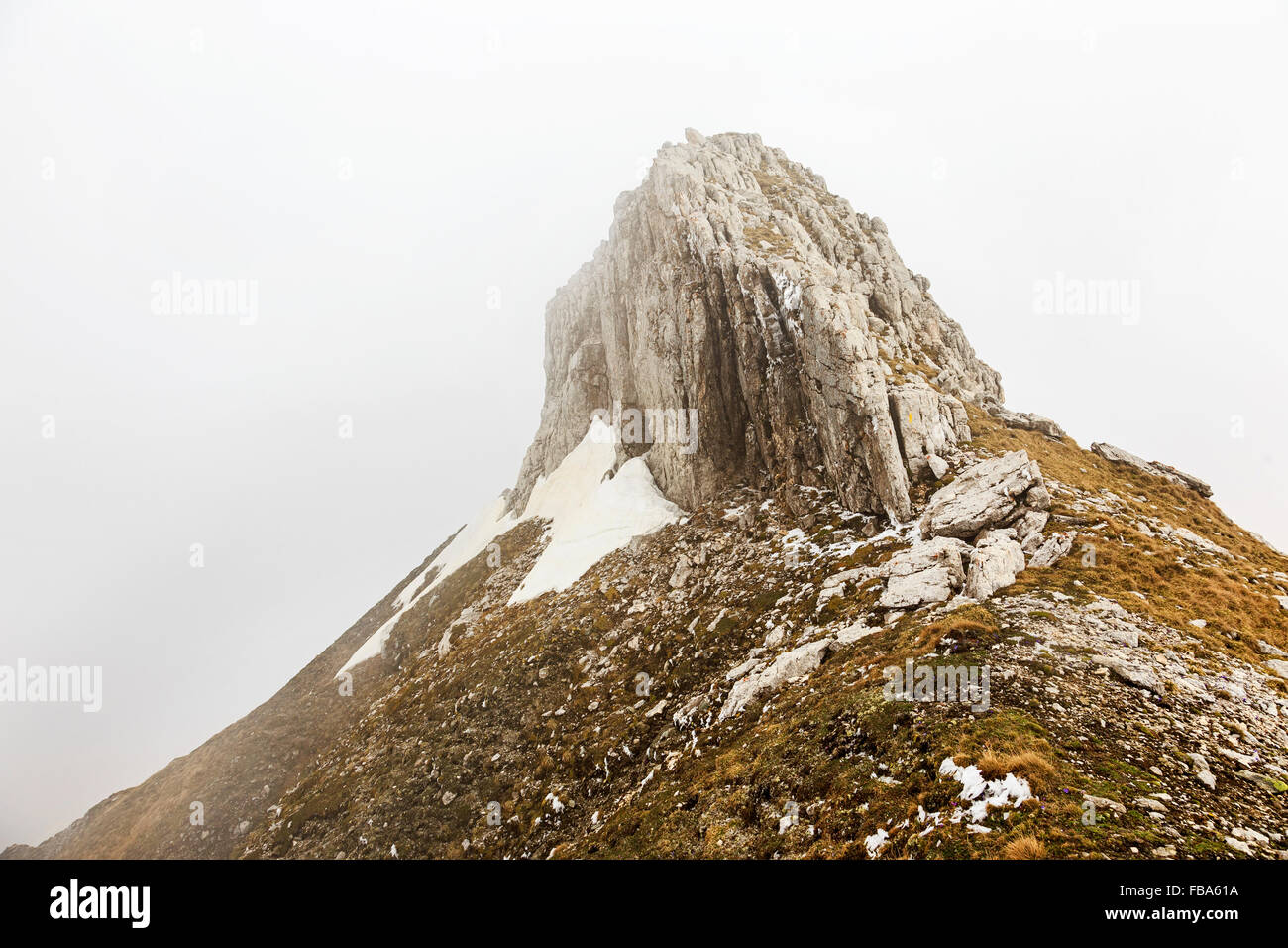 Nebliges Wetter auf dem Berg-Kalkstein-Felsen. Stockfoto