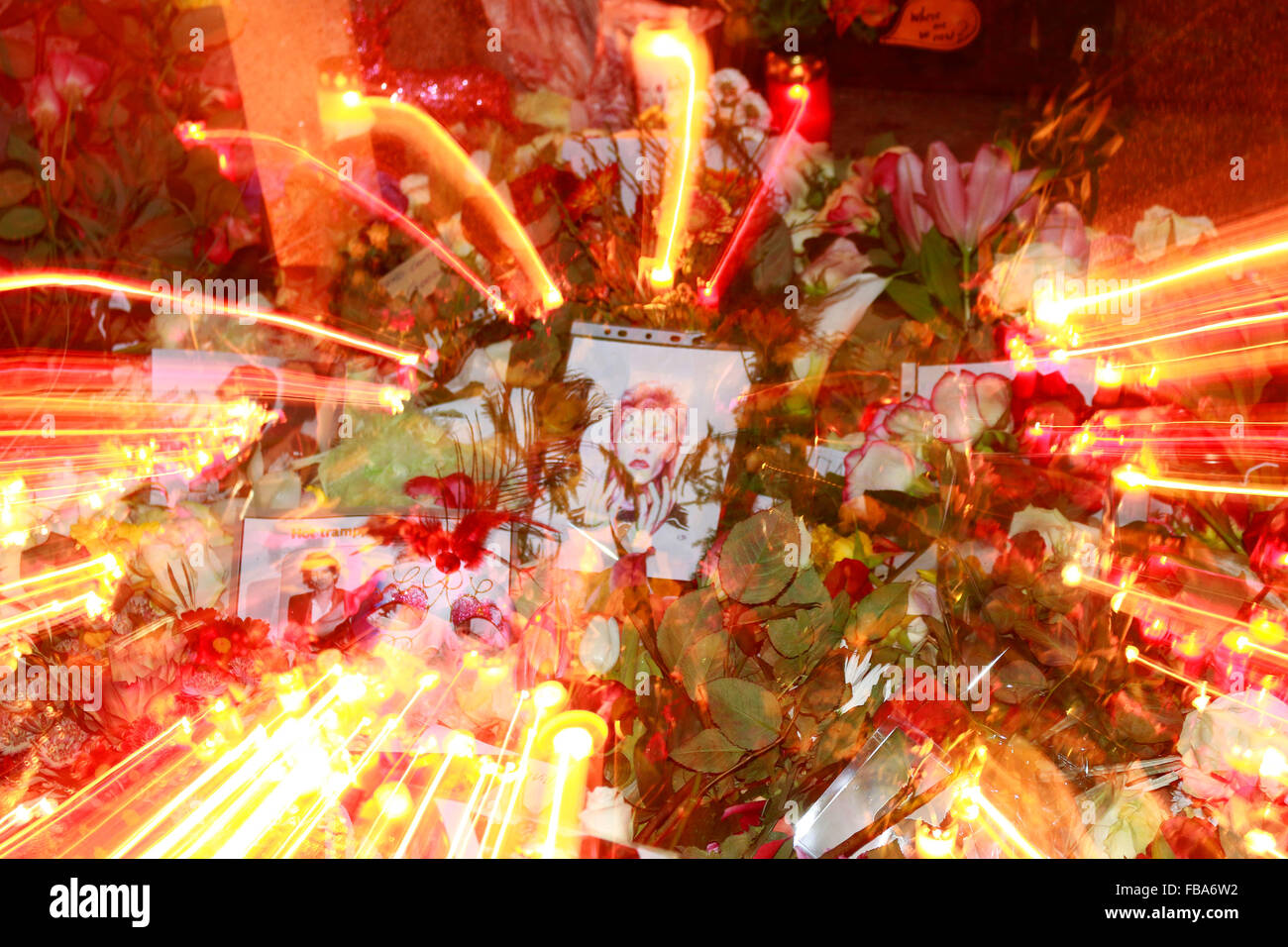 Berlin, Deutschland. 11. Januar 2016. Kerzen, Blumen, Bilder - Trauer um den verstorbenen Popstar David Bowie vor dem Haus in der Hauptstrasse in Berlin-Schöneberg, in dem er in den 1970er Jahren lebte. Bildnachweis: 360b/Alamy Live News Stockfoto