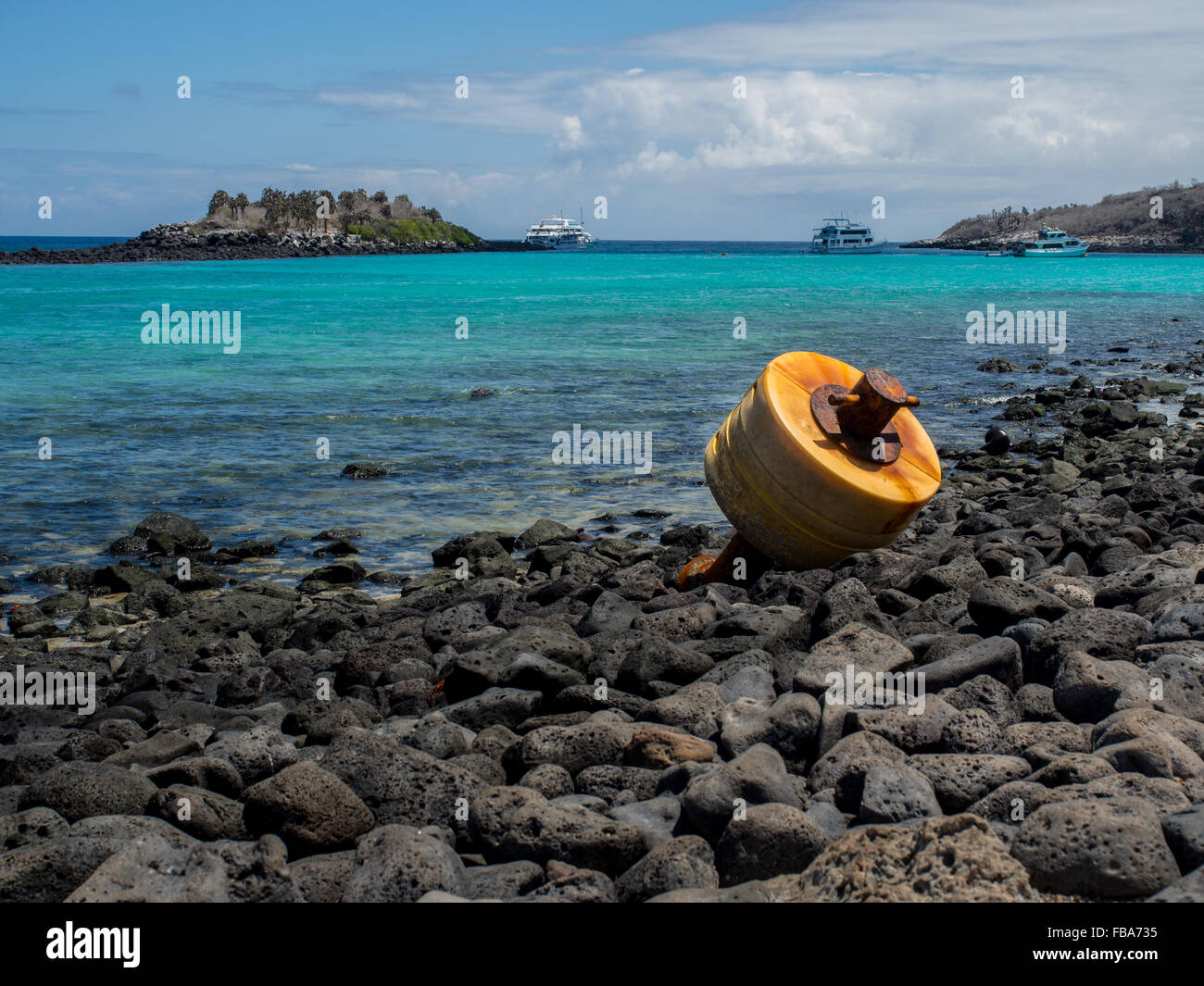 Ausflugsboote am Santa Fe Insel des Galápagos-Archipels Stockfoto