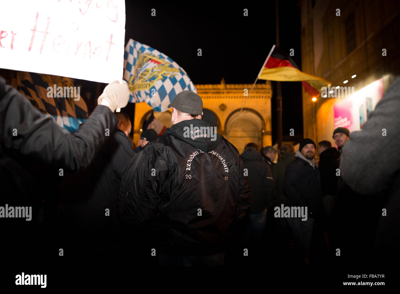 Wodan Bruderschaft - beteiligt PEGIDA Rallye Motorrad-Gang aus München. Anti-Islam-Gruppe, die PEGIDA München zum ersten Mal in fast einem Jahr marschierten, Unterzahl Anti-PEGIDA-Gruppen die rassistischen Bewegung. Beide Gruppen wurden von der Polizei überwacht. (Foto von Michael Trammer / Pacific Press) Stockfoto