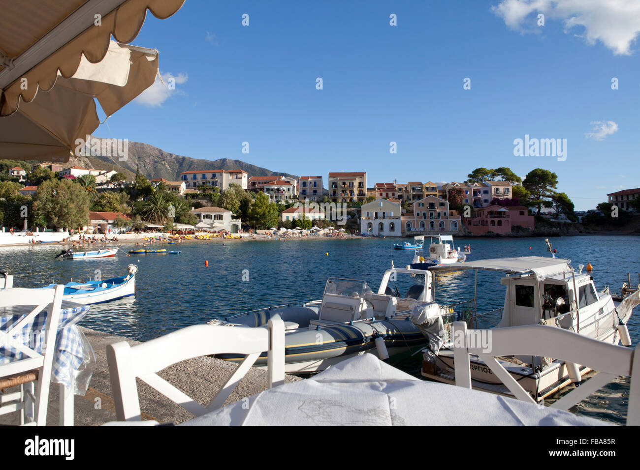 Griechischen traditionellen Taverne mit Blick auf die Bucht von den antiken Dorf Assos, Kefalonia, Ionische Inseln, Griechenland Stockfoto