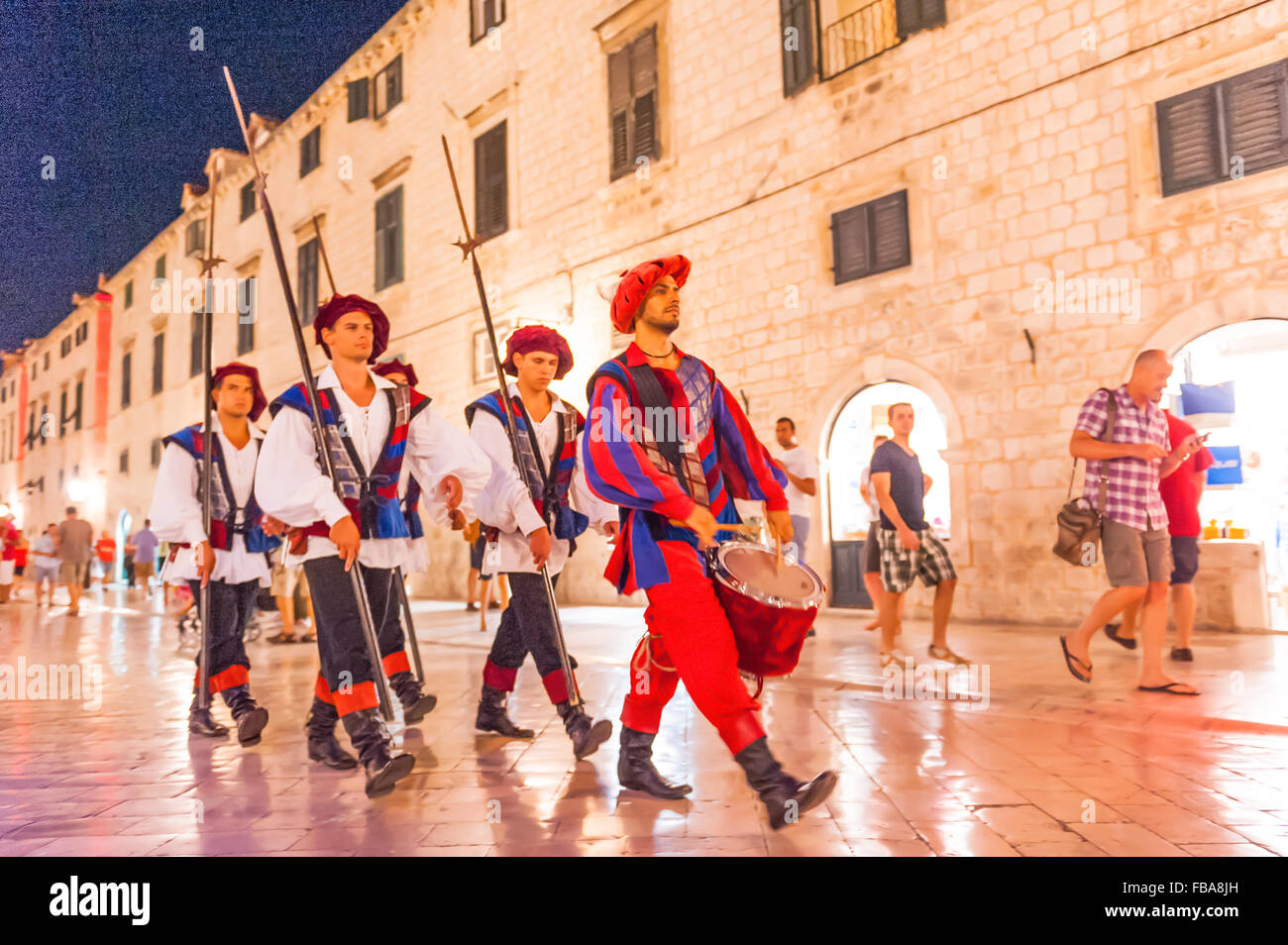 Wachen entlang Stradun, Placa oder Promenade, die die Hauptstraße in der Altstadt von Dubrovnik, Dalmatien, Kroatien, Europa ist. Stockfoto