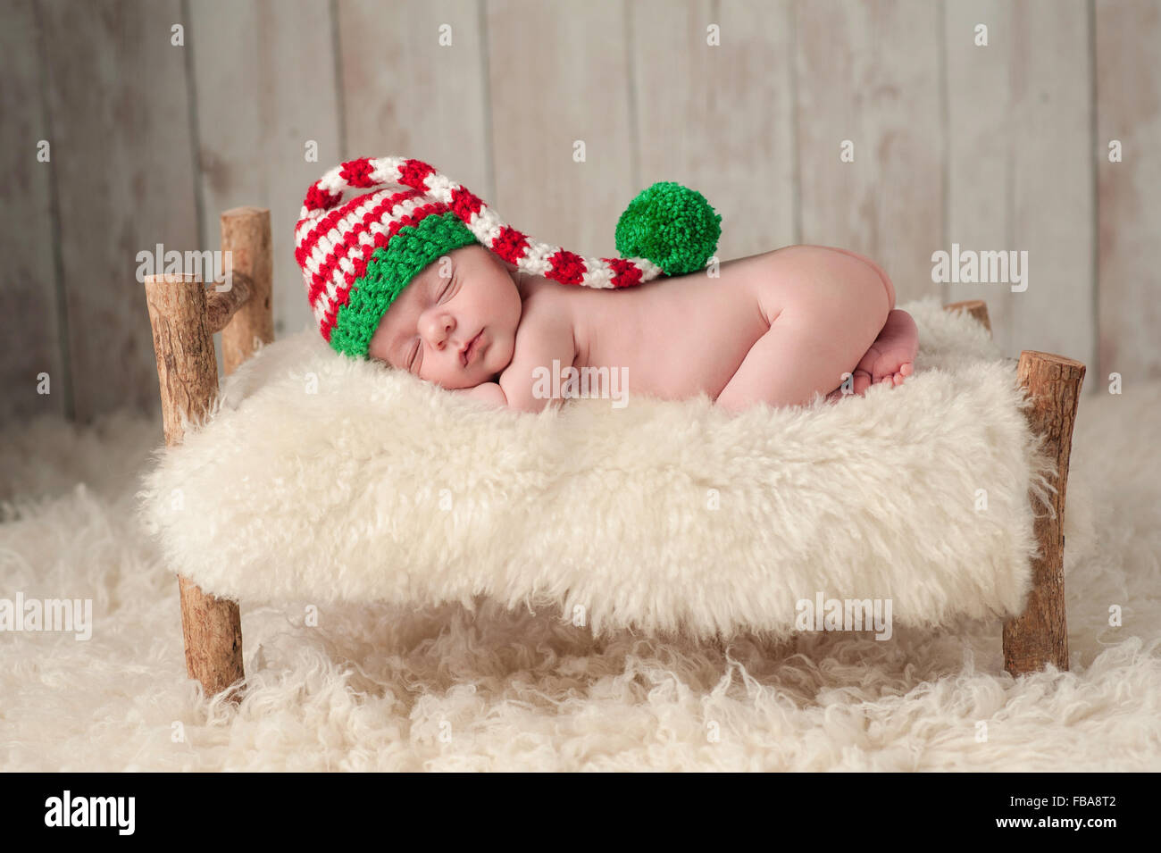 Neugeborenes Baby Boy einen Christmas Elf Hut Stockfoto