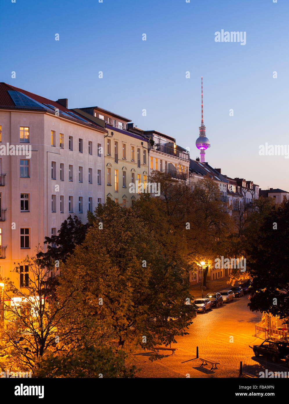 Wohnungen in Berlin Prenzlauer Berg Nachbarschaft mit Fernsehturm Stockfoto