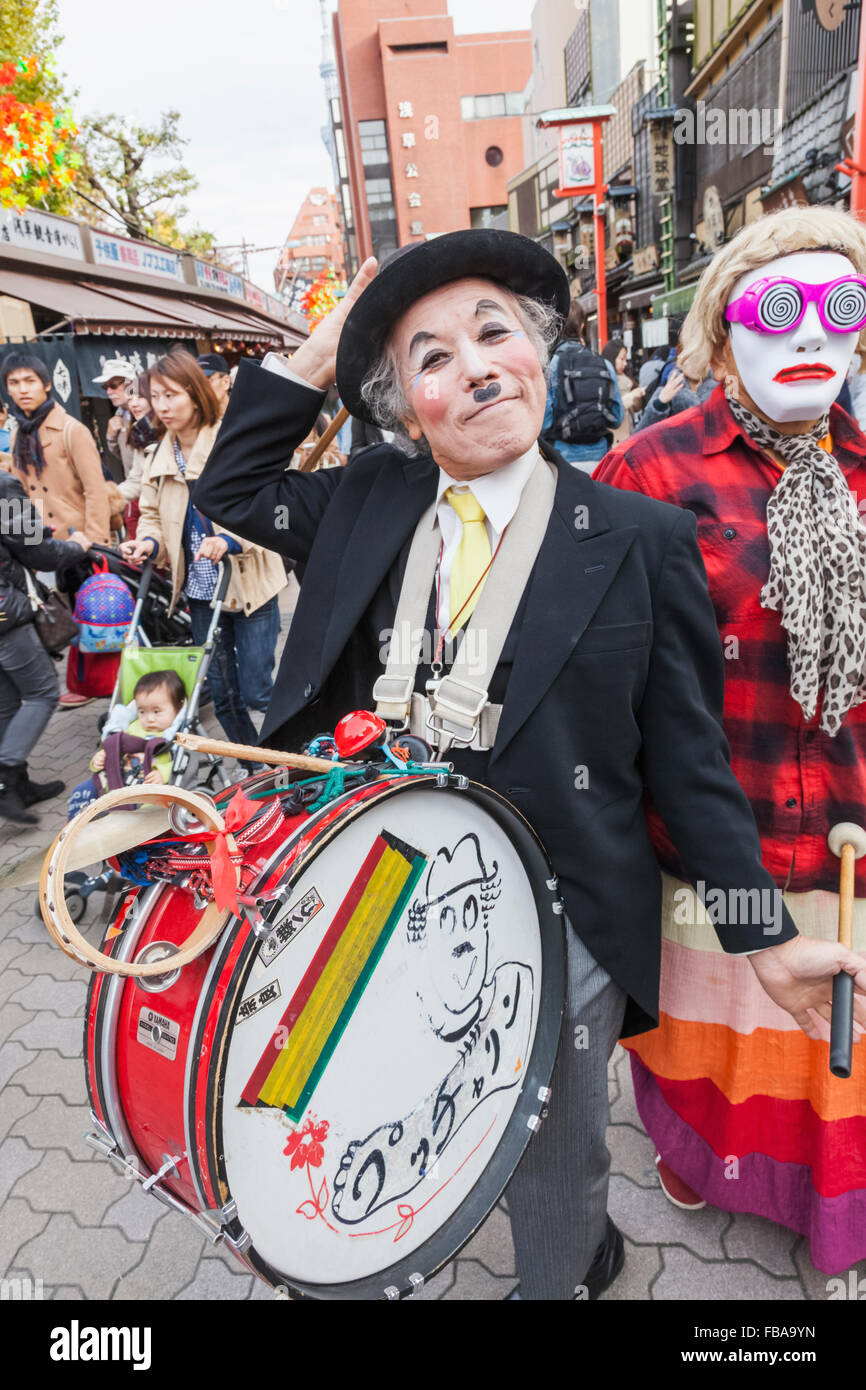 Japan, Honshu, Tokio, Asakusa, Straßenmusiker verkleidet als Charlie Chaplin Stockfoto