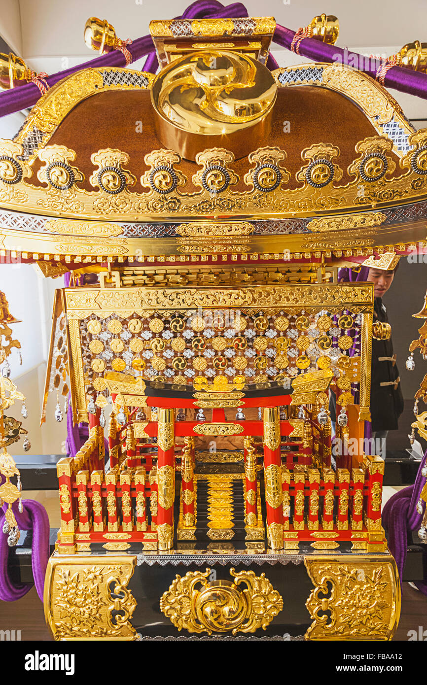 Japan, Honshu, Tokyo, Asakusa, Miyamoto Unosuke Shoten Company, Shop Display of Mikoshi Portable Shrine Stockfoto