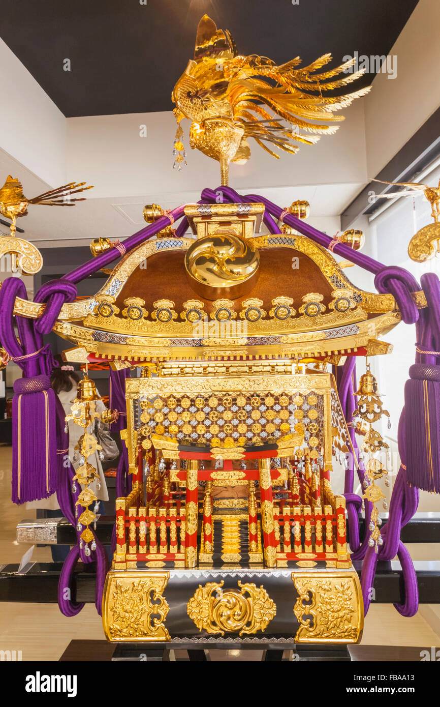 Japan, Honshu, Tokyo, Asakusa, Miyamoto Unosuke Shoten Company, Shop Display of Mikoshi Portable Shrine Stockfoto