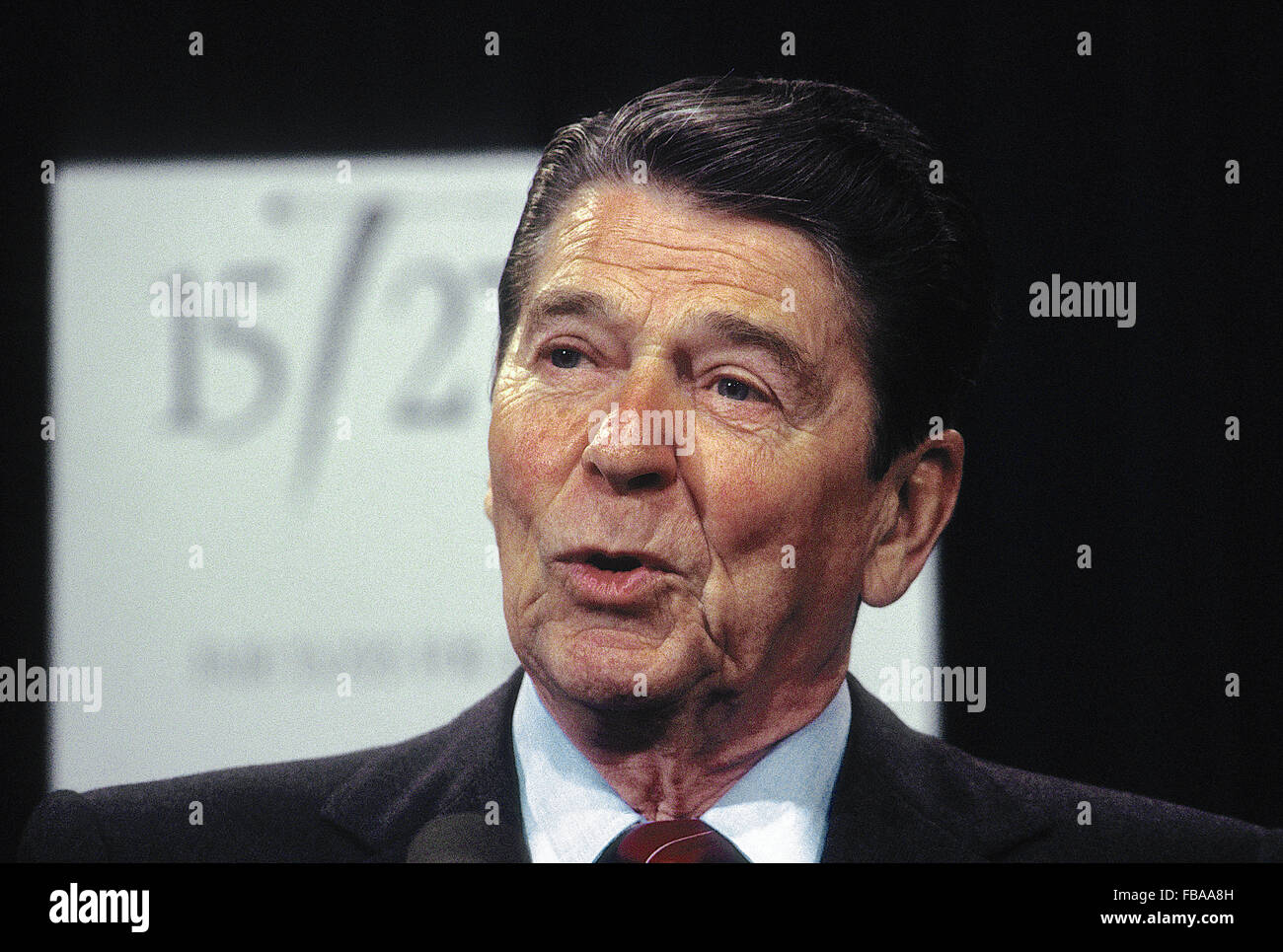 Washington, DC, USA, 10. Juni 1986 Präsident Ronald Reagan befasst sich mit der 15/27/33-Koalition im Zimmer 450 von der OEOB zur Unterstützung einer neuen Steuer Reform Rechnung.   Bildnachweis: Mark Reinstein Stockfoto