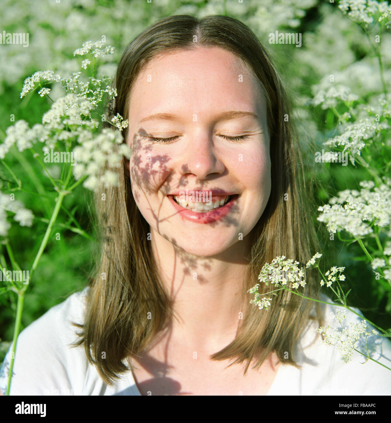 Finnland, Porträt der jungen Frau mit geschlossenen Augen und toothy Lächeln Stockfoto