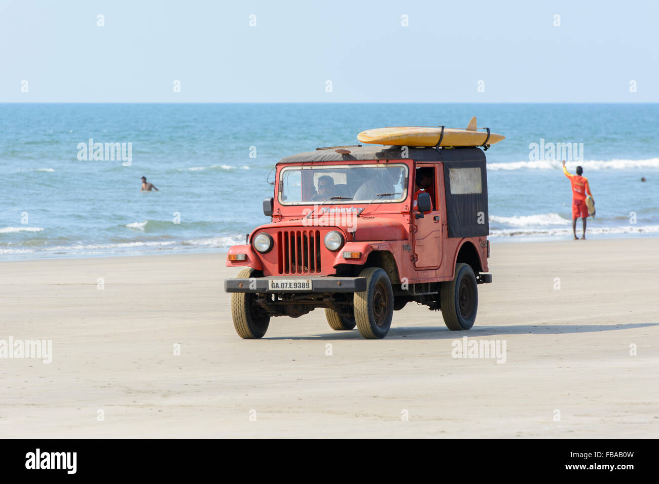 Surf Rescue Leibgarde fahren entlang des Strandes in Mandrem Beach, North Goa, Indien Stockfoto