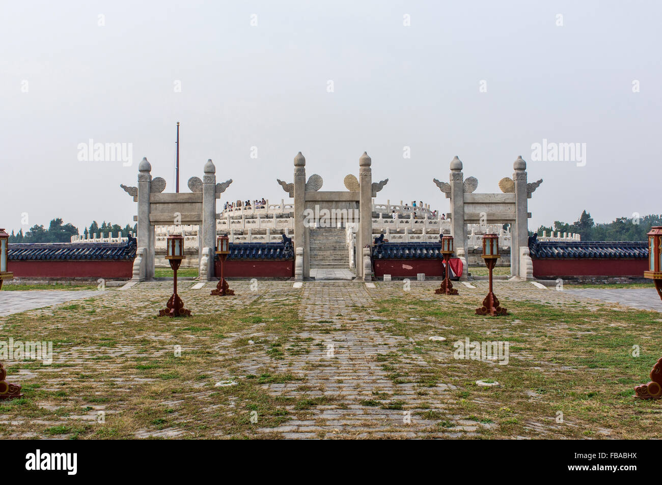 Stein-Tore mit dem runden Erdwall-Altar im Hintergrund in der Himmelstempel (Tiantan Park) in Peking, China Stockfoto
