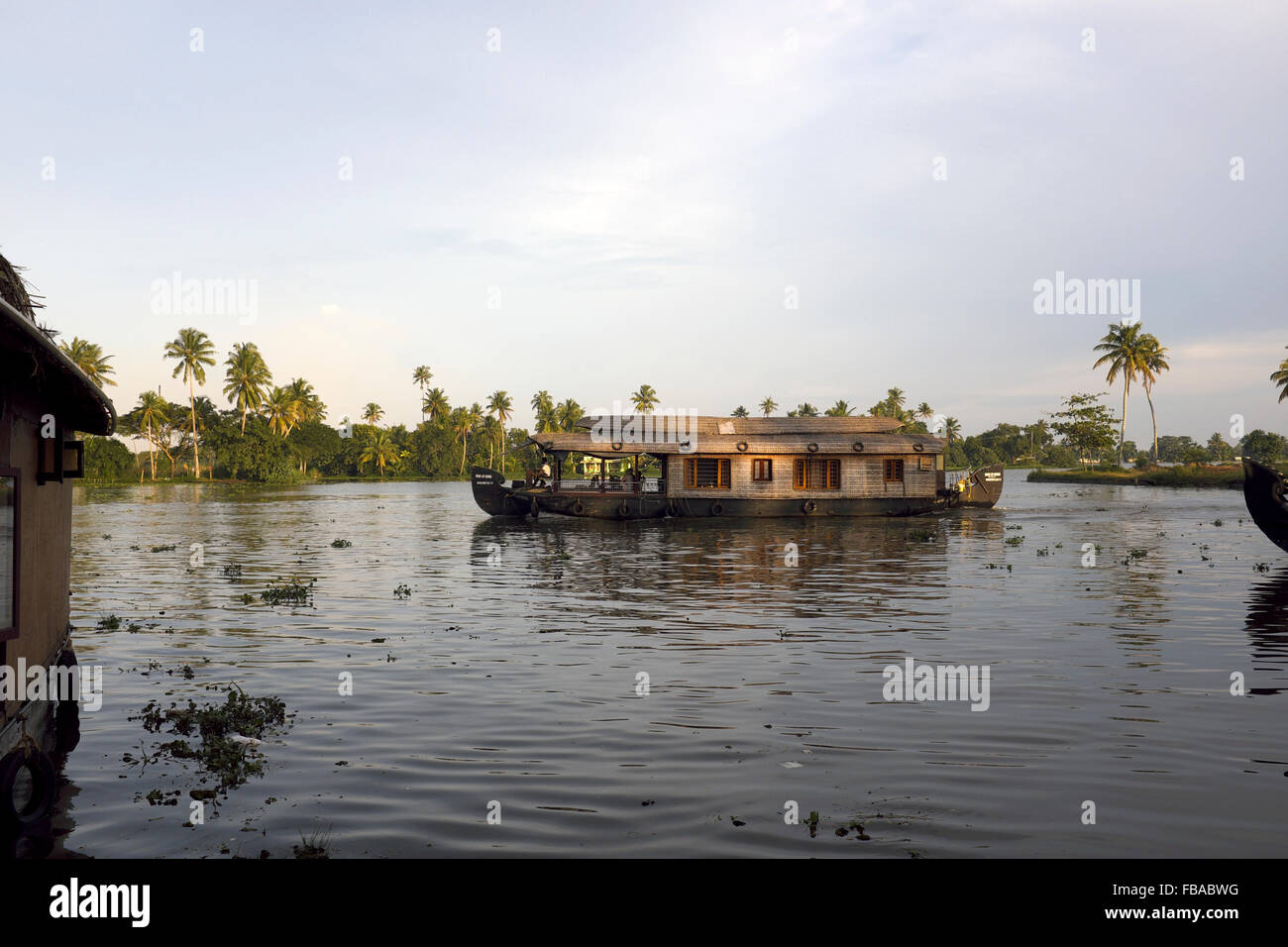 Ein Hausboot auf den Backwaters von Allepuzha (Alleppey), Kerala, Indien Stockfoto
