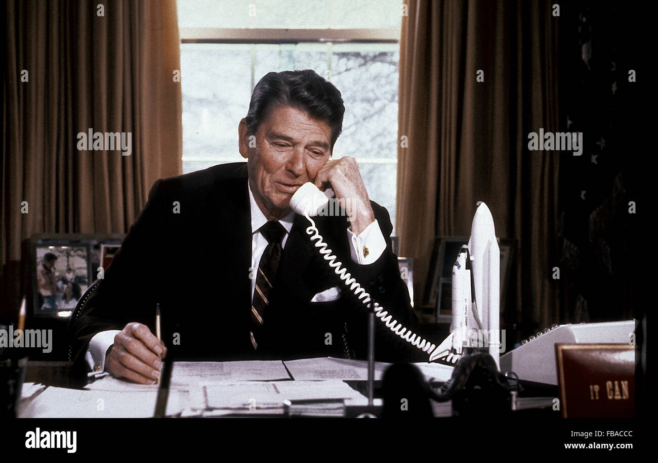 Washington, DC, USA, 1. September 1984 Präsident Ronald Reagan spricht mit der Crew-Mitglieder von der Raumfähre Discovery durch Telefon aus dem Oval Office.  Bildnachweis: Mark Reinstein Stockfoto