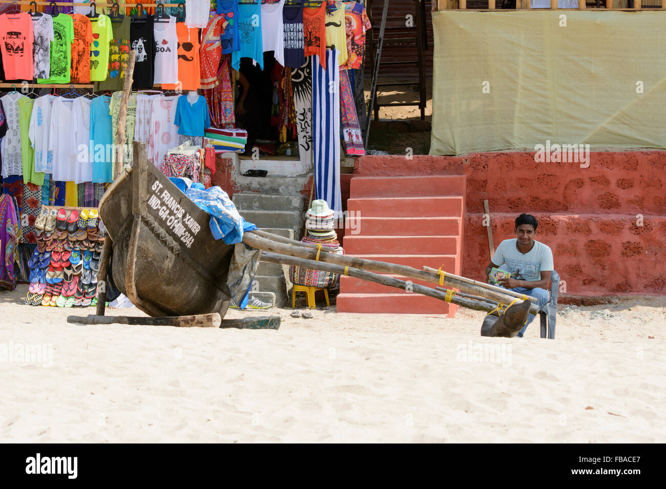 Traditionellen hölzernen Fischerboot und Shop auf Palolem Beach, Süd-Goa, Indien Stockfoto