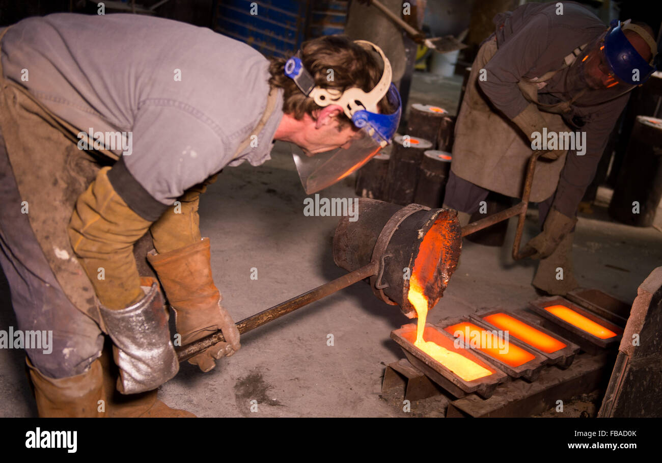 Gießerei-Arbeiter Roheisen in Besetzung gießen Stockfoto