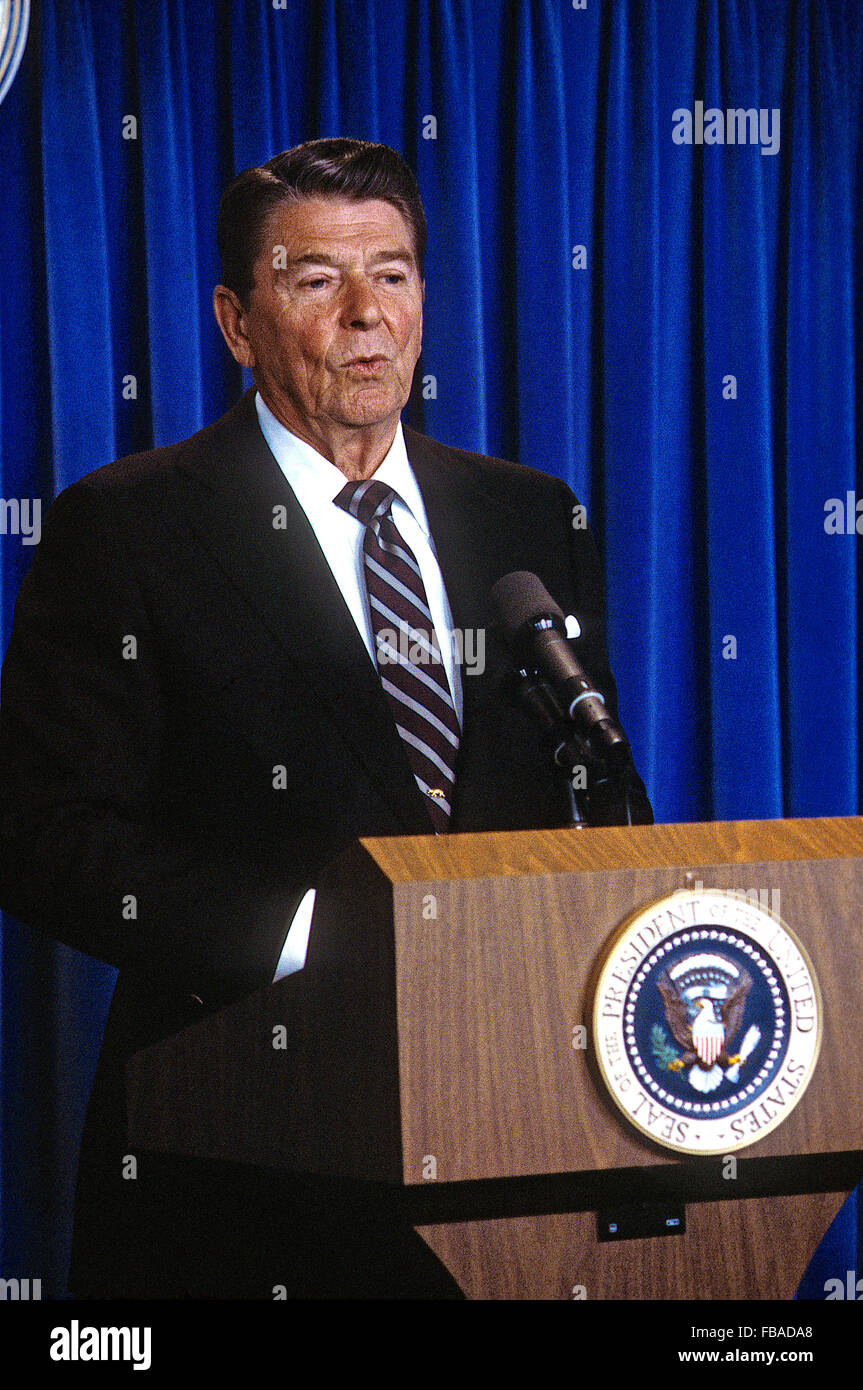 Washington, DC, USA, 14. Mai 1984 Präsident Ronald Reagan hat eine Frage und Antwort briefing mit Journalisten im Presseraum. Bildnachweis: Mark Reinstein Stockfoto