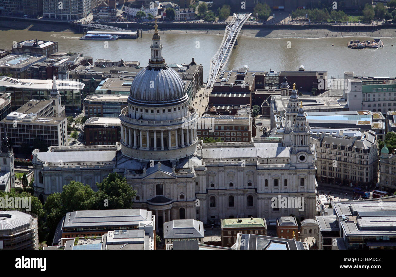 Luftaufnahme von St. Pauls Cathedral, Blick nach Süden in Richtung Themse, London, UK Stockfoto