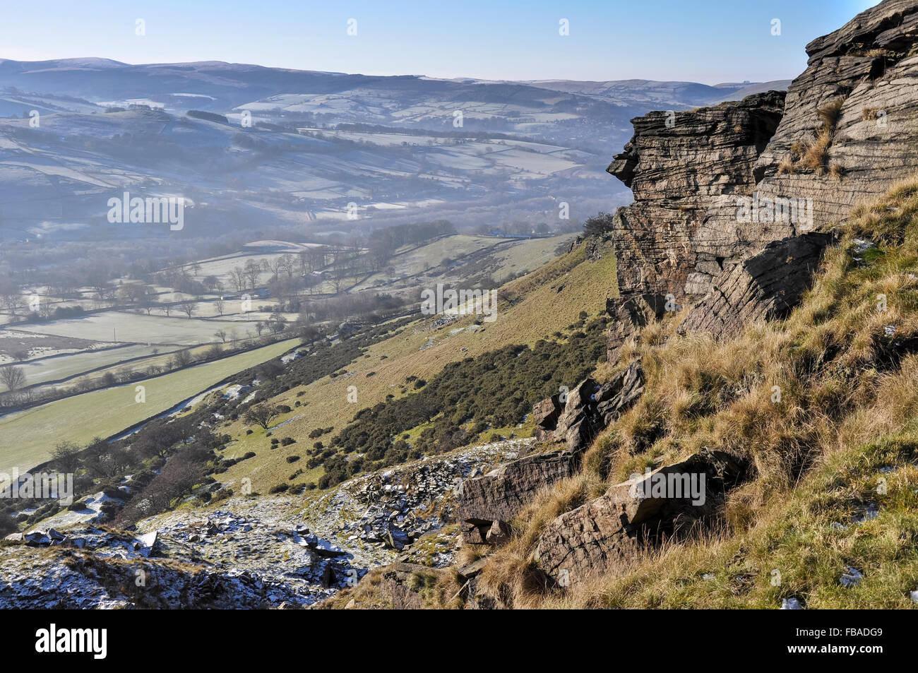 Blick vom Cracken Rand nahe Chinley im Peak District an einem hellen Winter Morgen. Stockfoto