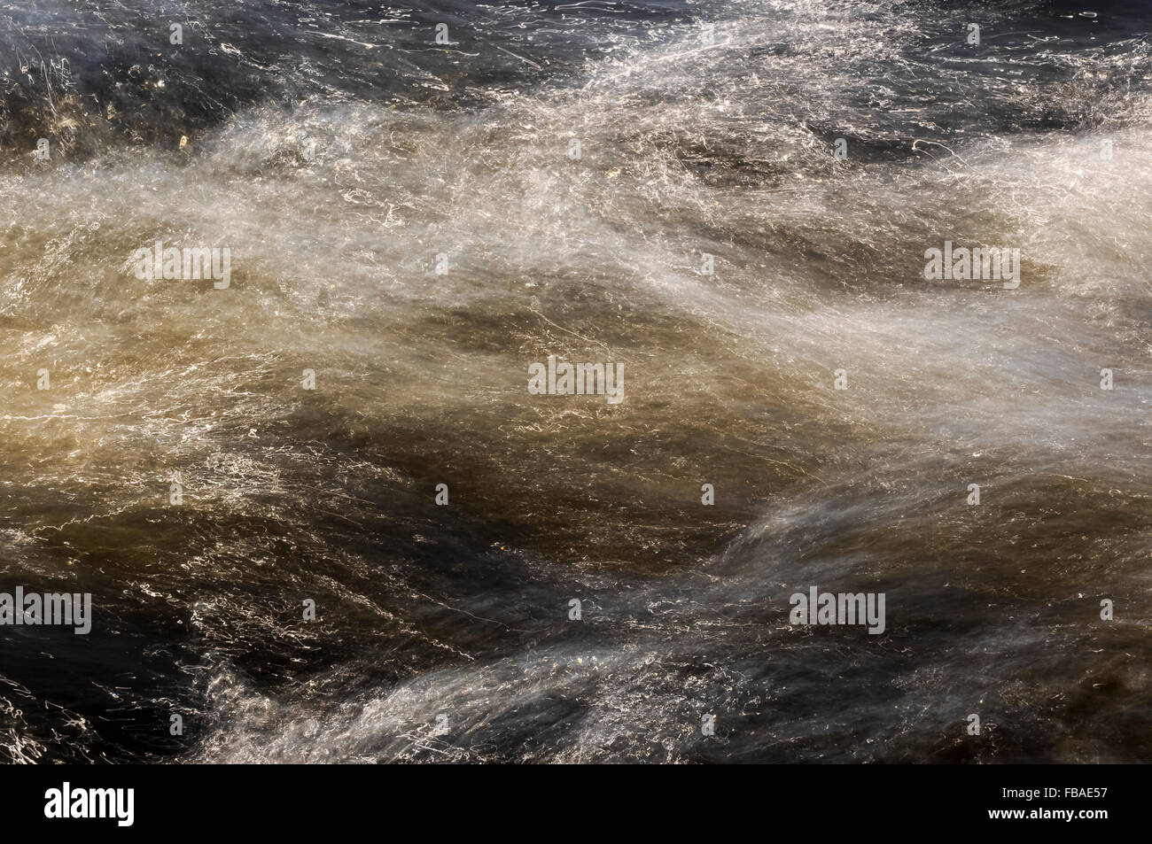 Abstraktes Bild des Wassers, das in einem Moor-Stream mit Sonnenlicht Thread wie Linien im Wasser zu erstellen. Stockfoto