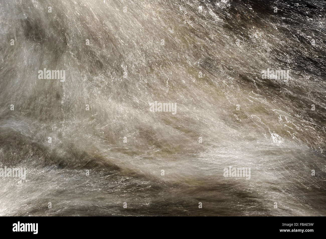 Abstraktes Bild des Wassers, das in einem Moor-Stream mit Sonnenlicht Thread wie Linien im Wasser zu erstellen. Stockfoto