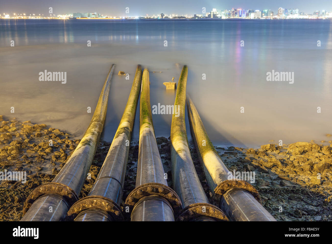 Abwasserrohre in den Persischen Golf in Doha, Katar, Nahost Stockfoto