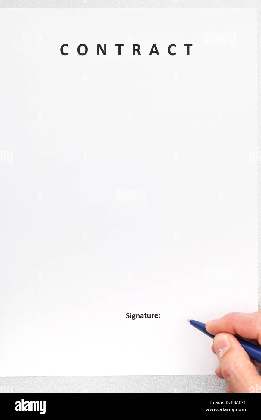 Hand eines Mannes mit einem Stift Vertragsunterzeichnung ein Dokument auf einem Tisch im Büro. Stockfoto