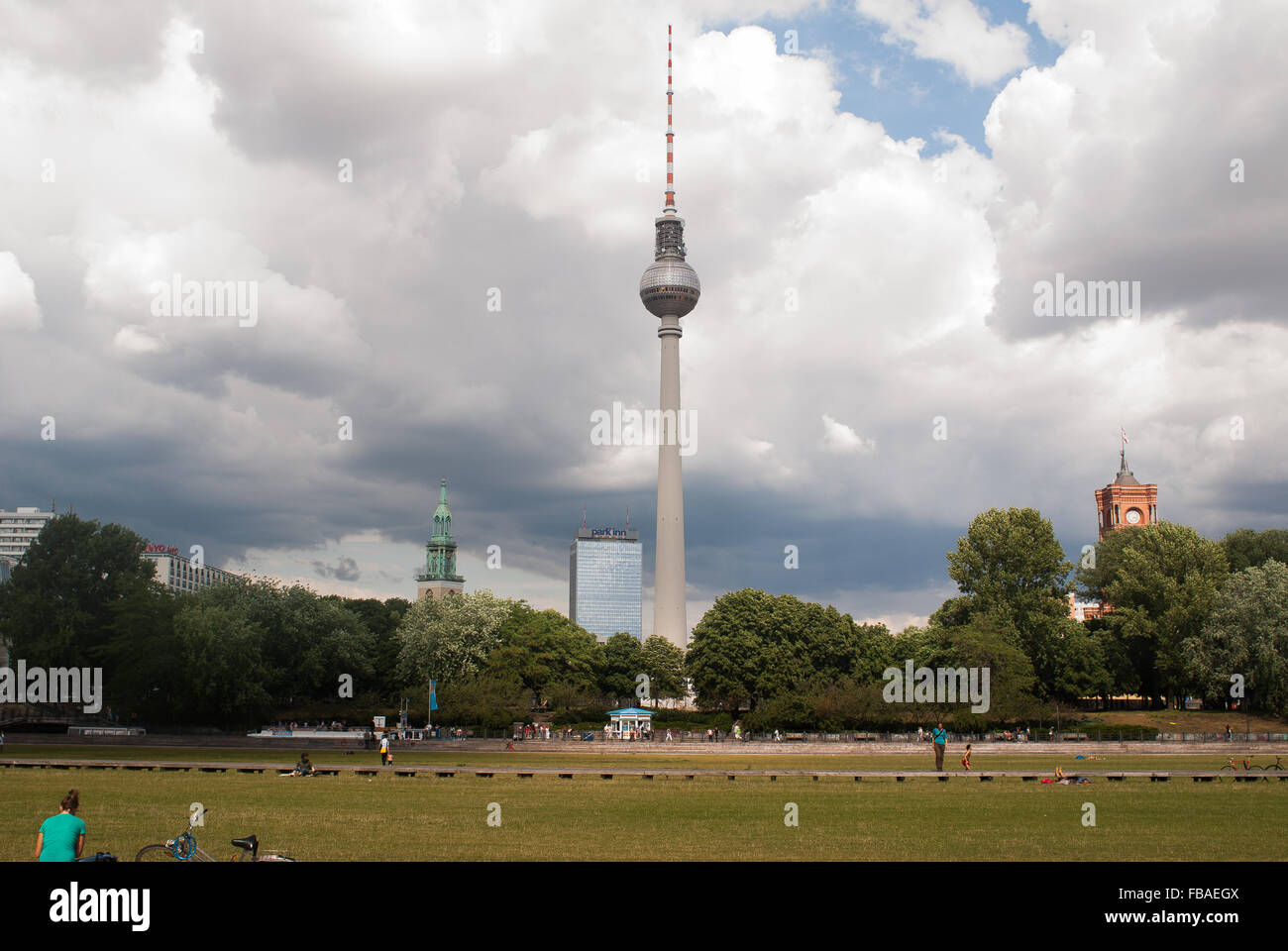 BERLIN - Juli 25: Den Fernsehturm oder Fernsehturm am 25. Juli 2010 in Berlin Alexanderplatz und das Rotes Rathaus Stockfoto