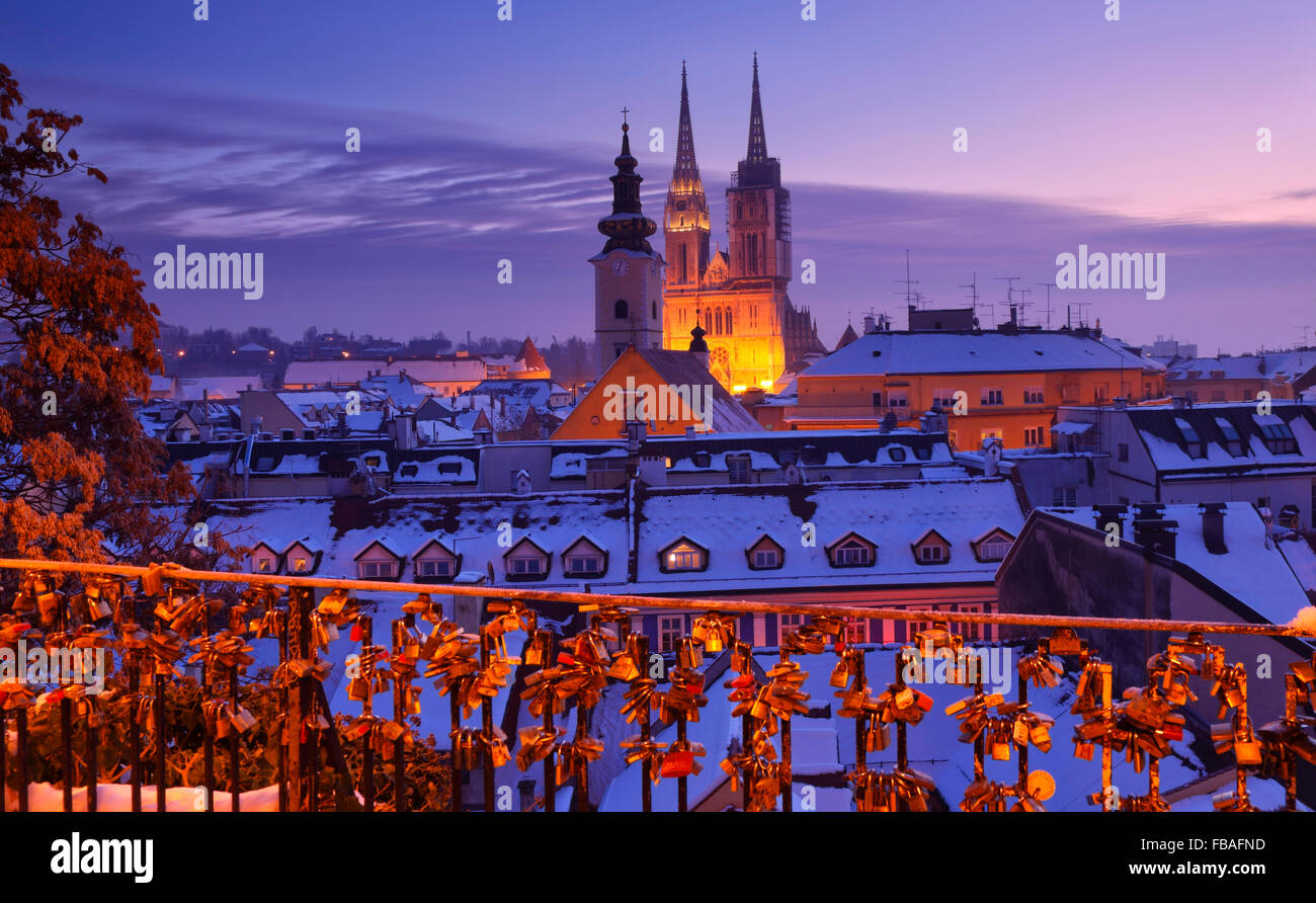 Panoramablick von Zagreb. Beleuchtete Kathedrale. Stockfoto