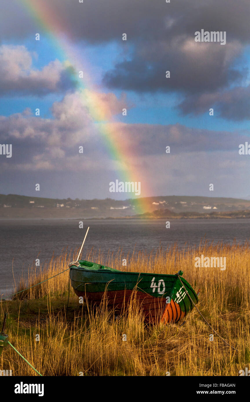 Hölzerne Angelboot/Fischerboot und Regenbogen in Ardara, County Donegal, Irland Stockfoto