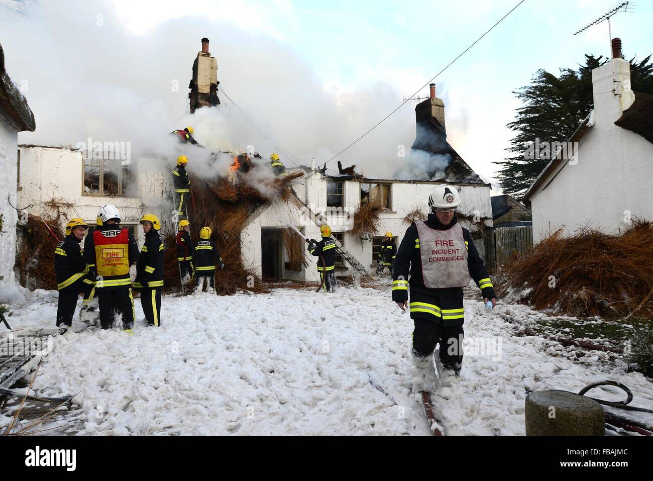 Bovey, Devon, UK. 13. Januar 2016. Feuer-Crew bei Ring of Bells Pub in North Bovey Dartmoor Devon Credit: Paul Glendell/Alamy Live News Stockfoto