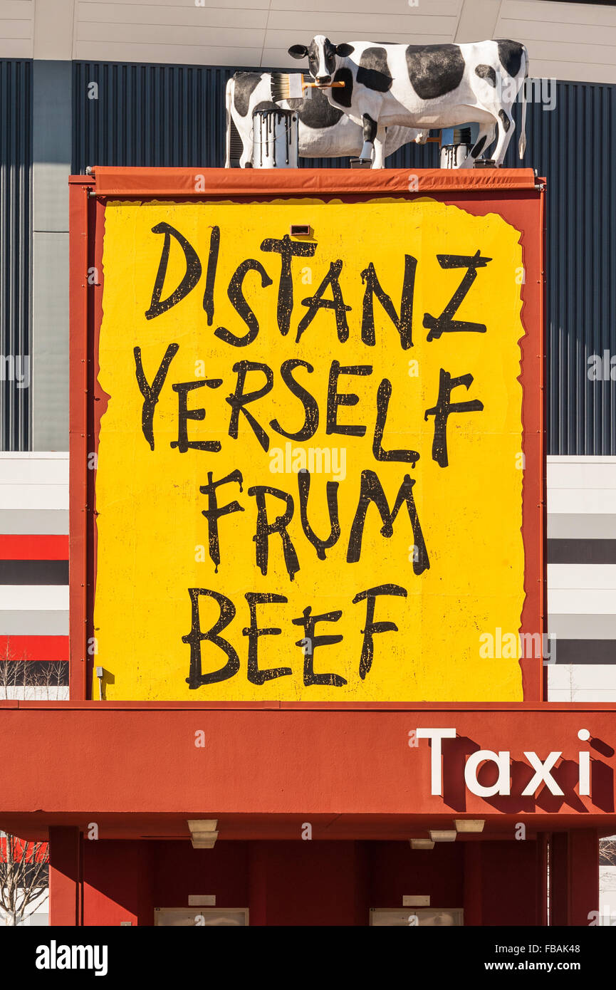 Küken-fil-EIN 'cowz' auf einem riesigen Taxistand in Atlanta, GA, zwischen dem Mercedes-Benz Stadium, das Georgia World Congress Center und State Farm Arena. Stockfoto