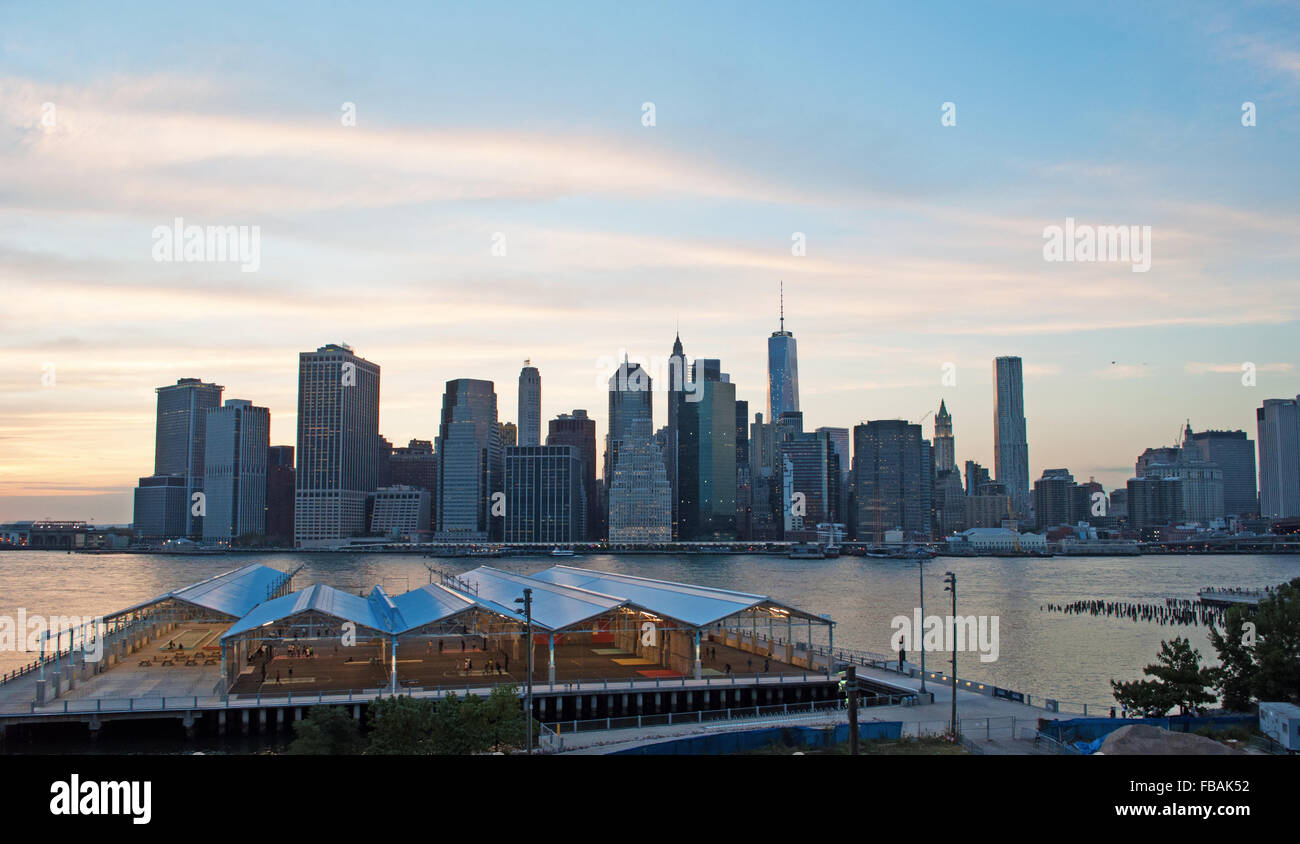 Vereinigte Staaten von Amerika: die berühmte Skyline von New York, mit Blick auf den Freedom Tower, von der Brooklyn Heights Promenade gesehen Stockfoto