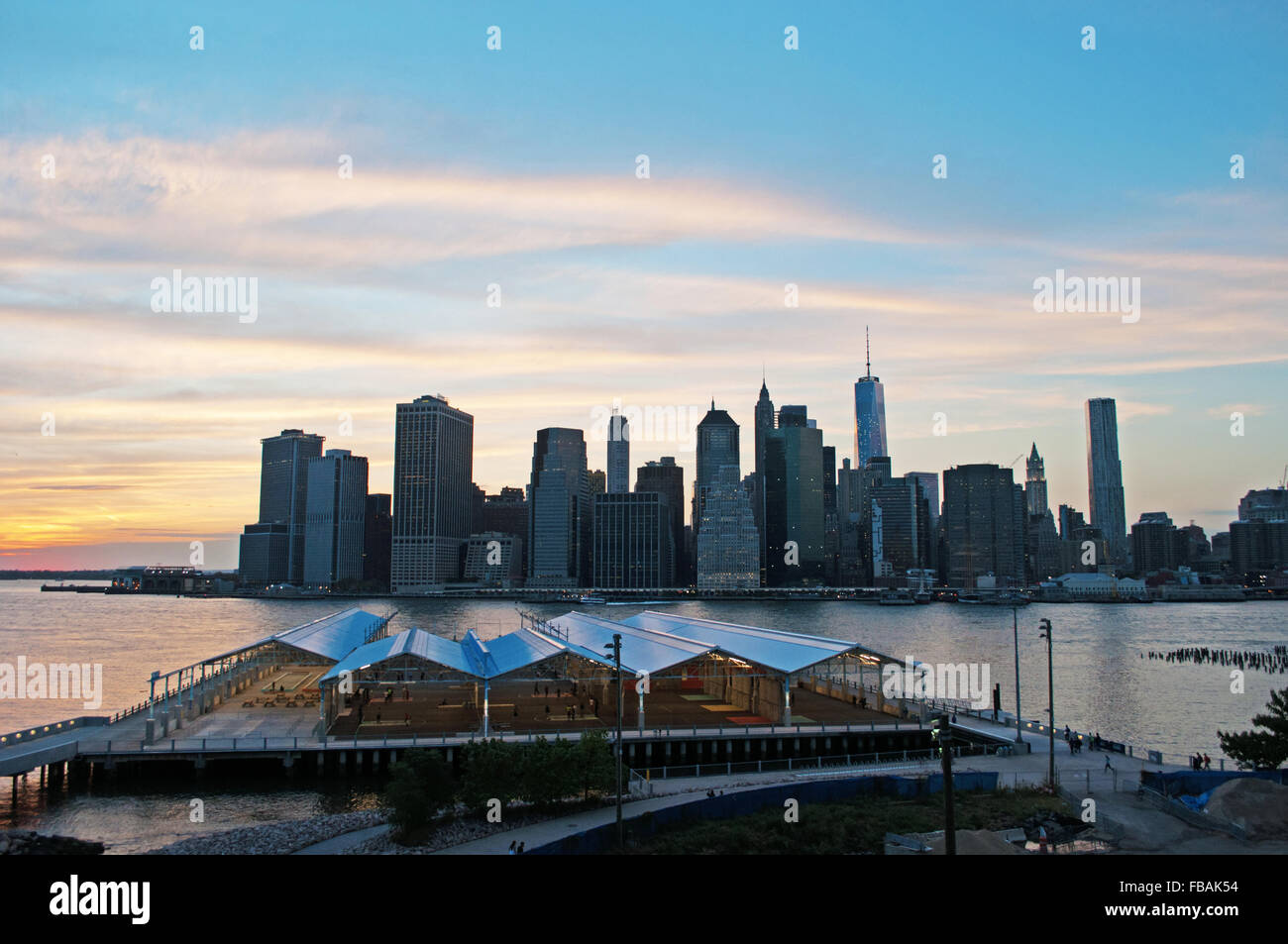 Vereinigte Staaten von Amerika: die berühmte Skyline von New York, mit Blick auf den Freedom Tower, von der Brooklyn Heights Promenade gesehen Stockfoto