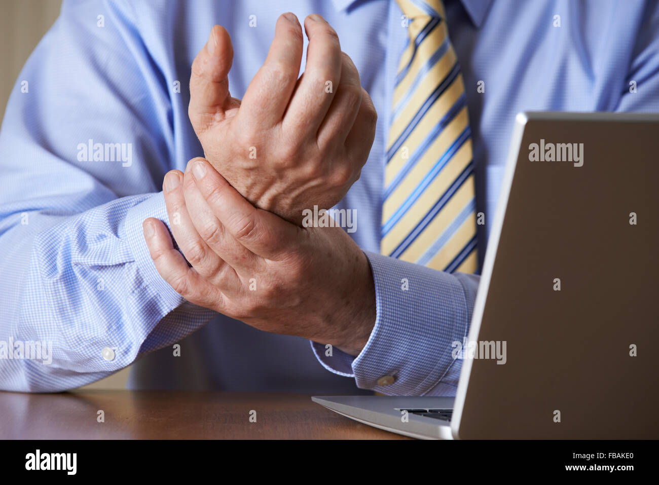 Geschäftsmann, Repetitive Strain Injury (RSI) leiden Stockfoto