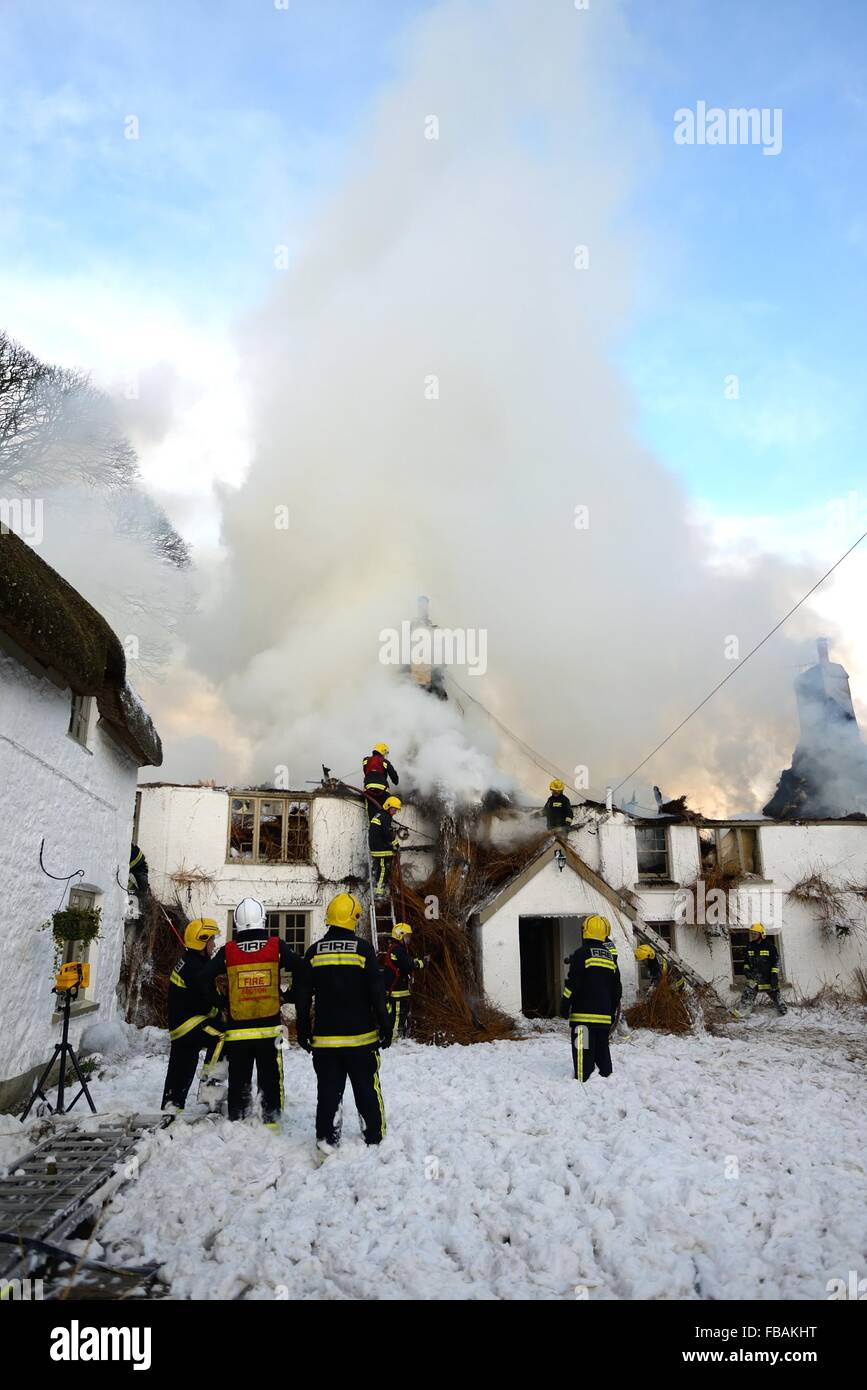 Bovey, Devon, UK. 13. Januar 2016. Feuer-Crew bei Ring of Bells Pub in North Bovey Dartmoor Devon Credit: Paul Glendell/Alamy Live News Stockfoto