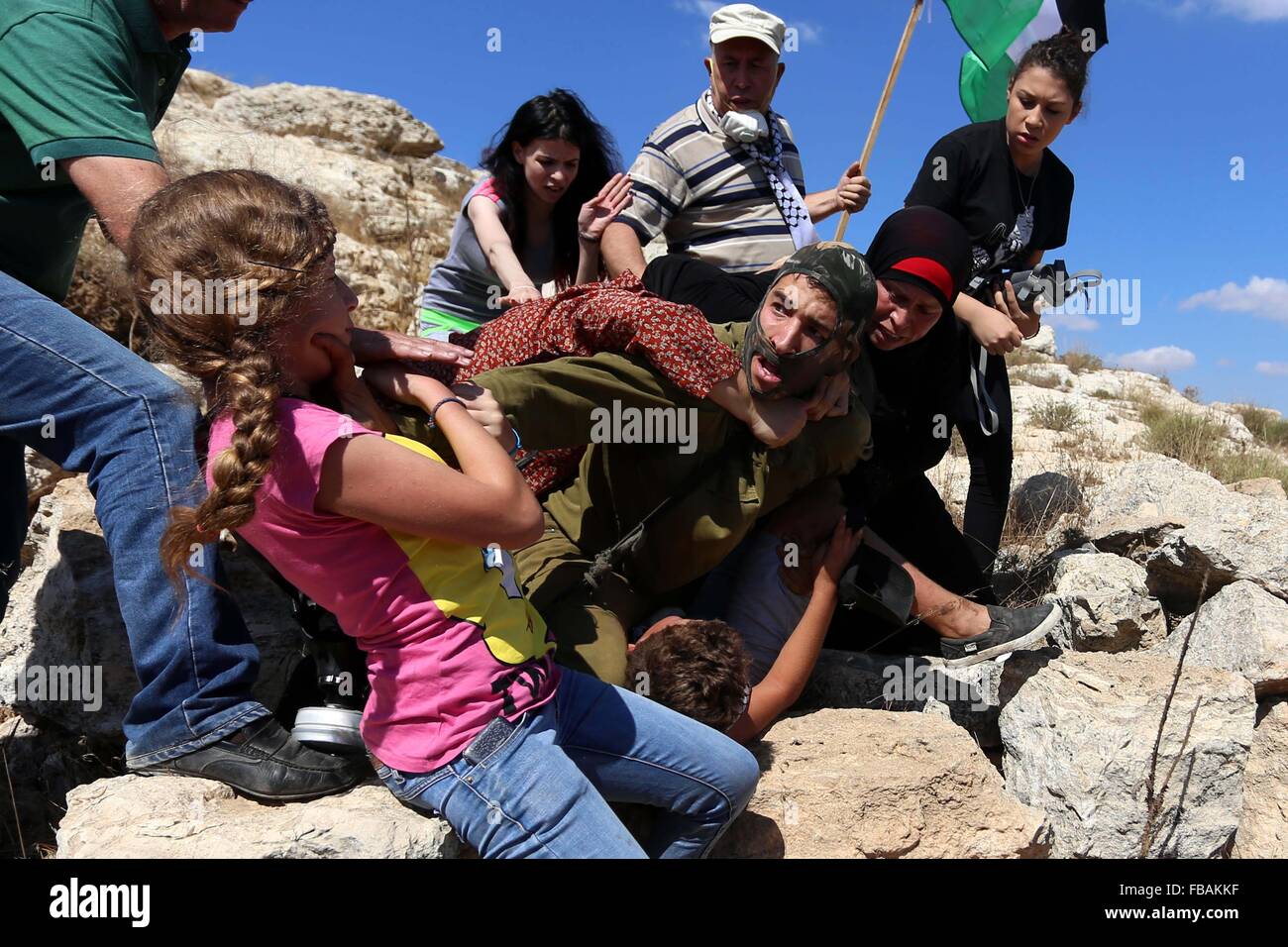 Nabi Saleh, West Bank. 28. August 2015. Palästinenser Angriff israelischen Soldat, als er versucht, einen kleiner Junge nach einem Protest gegen die jüdischen Siedlungen zu verhaften. (Kredit-Bild: © Shadi Hatem/APA Images/zReportage.com über ZUMA Press) Stockfoto